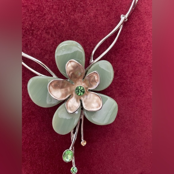 NWOT Green Sunshine Floral Necklace & Earrings. Excellent! - Picture 6 of 14